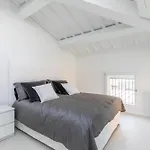 The White House - Business And Charme Apartman *