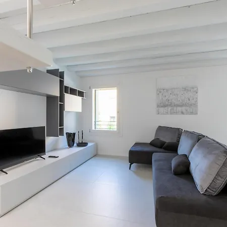 The White House - Business And Charme Apartman *